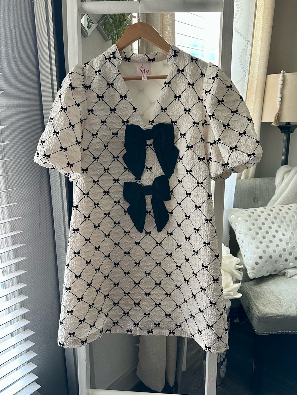 Elegant Jacquard Bow Print Shift Dress - Ivory/Cream Size Medium